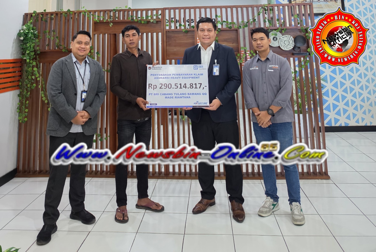 BRI, Dan BRI Insurance Serahkan Klaim Asuransi Alat Berat Rp. 290,5 Juta Kepada Nasabah BRI Tulang Bawang